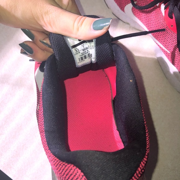 Nike women’s 9.5, fly knit running shoes - Picture 5 of 6